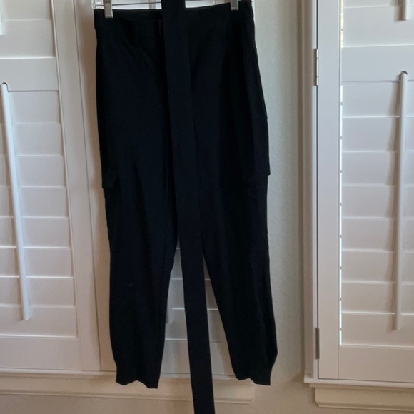 EUC.  Banana Republic black cropped cargo pants w/ adjustable belt. Size 0P - Picture 1 of 7